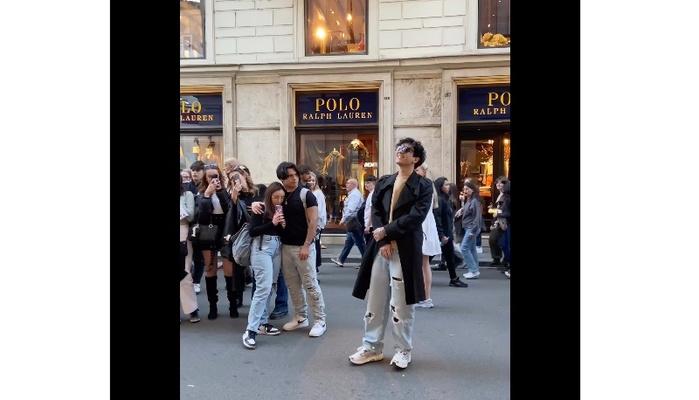 Tananai canta con l'artista di strada al centro di Roma - VIDEO