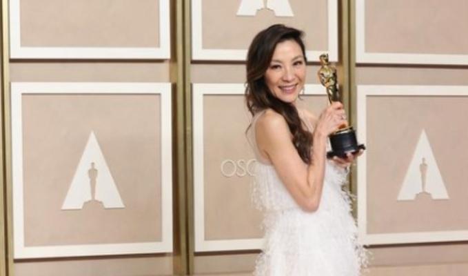 Sette Oscar a Everything Everywhere All at one: cosa sapere sul film, sugli attori e sui premi