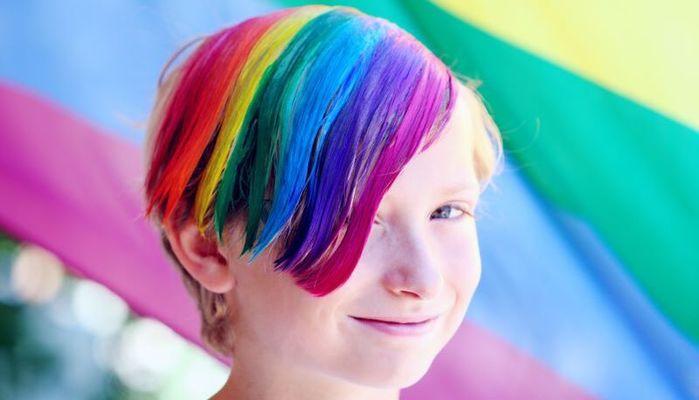 Carriera alias, dopo la lettera di FdI per eliminarla parla lo studente: "Da transgender la carriera alias aiuta a sentirmi chi sono realmente"