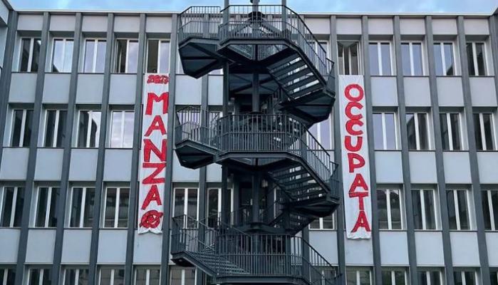 Occupato il Liceo Manzoni di Milano: "Ansia e stress tra gli studenti"