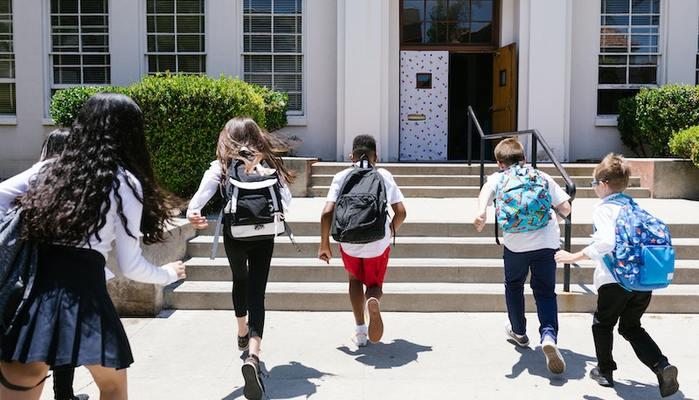 Studentessa non può andare a scuola, insegnanti la accompagnano tutti i giorni in classe