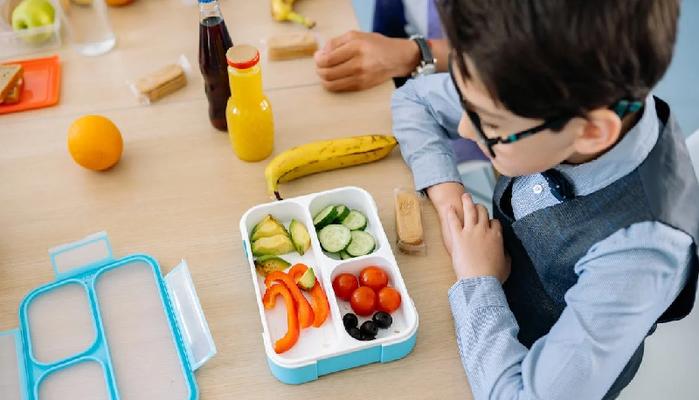 Sindaco e Consiglio comunale si dimezzano lo stipendio per pagare la mensa agli studenti