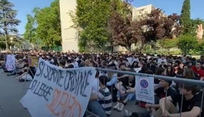 In centinaia davanti la scuola per protesta senza dire una parola, lo striscione: "Ecco il silenzio che volete"