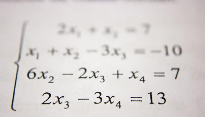Matematica liceo scientifico seconda prova maturità 2023, la traccia spiegata dai tutor Skuola.net
