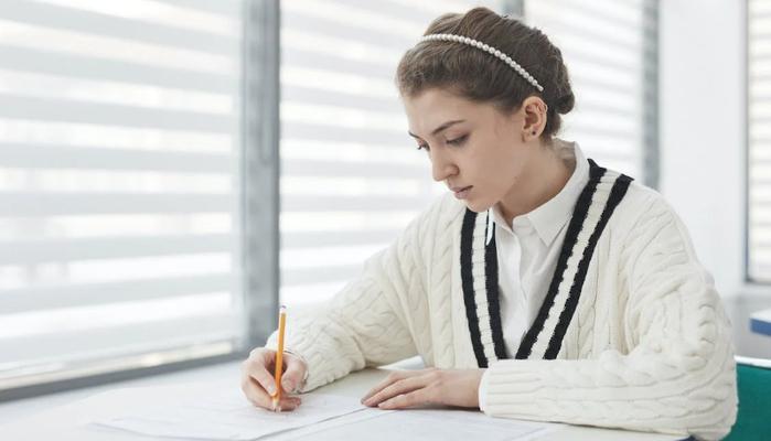 Studentessa parla della prof assenteista: "Non ci spiegava nessun autore di filosofia, ma prendevamo tutti 9 e 10"