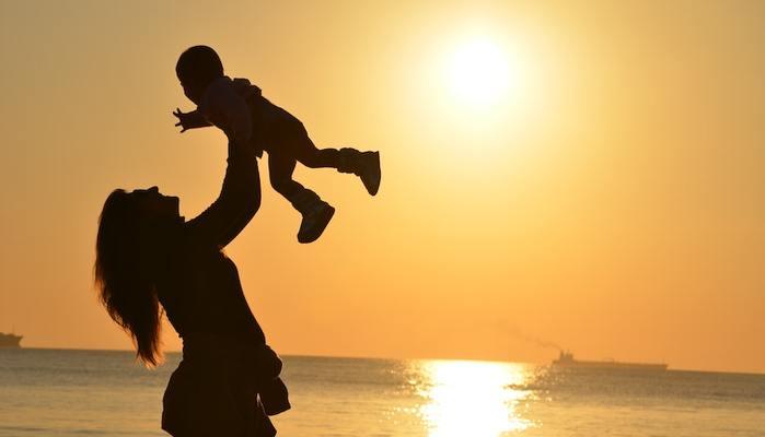 Fa gli esami di Maturità con il figlio di 4 mesi: Swamy si diploma all'alberghiero