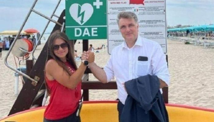 La bagnina Elena a 18 anni salva un uomo in arresto cardiaco in spiaggia