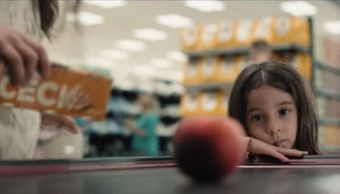 Perché si sta parlando dello spot di Esselunga e delle pesche