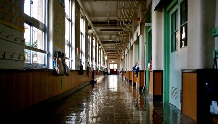 La preside che va a prendere gli studenti a casa per farli andare a scuola