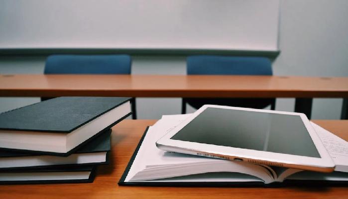 Regolamento da incubo in una scuola di Bari: fila indiana e in silenzio nei corridoi