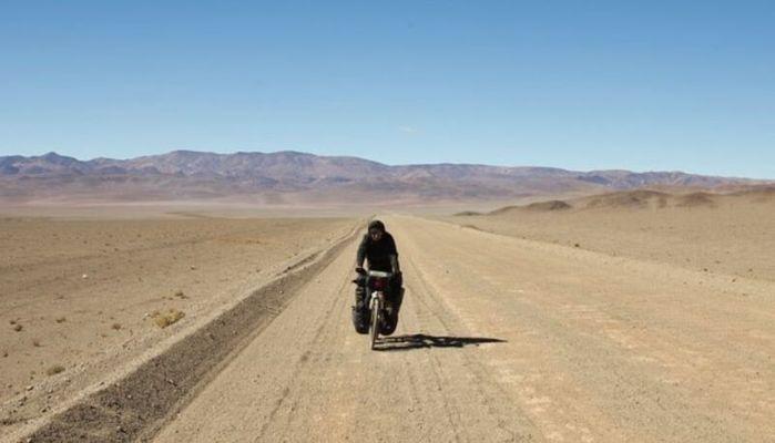Un ragazzo attraversa sei Paesi in bici per andare all’università