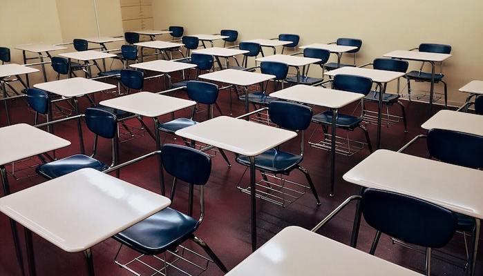 Al liceo mancano le aule, lezioni in piazza