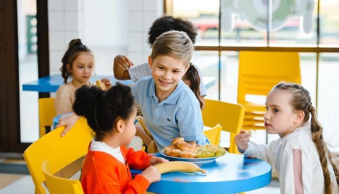 Mensa da incubo alle elementari, genitori in protesta