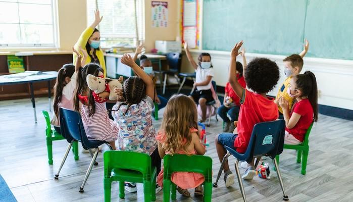 Genitori trasferiscono quattro alunni in un’altra scuola: “Troppi stranieri in classe”