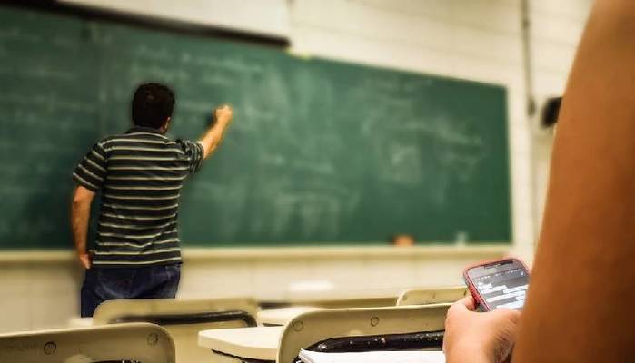 Studente picchia professore a scuola: 16enne denunciato
