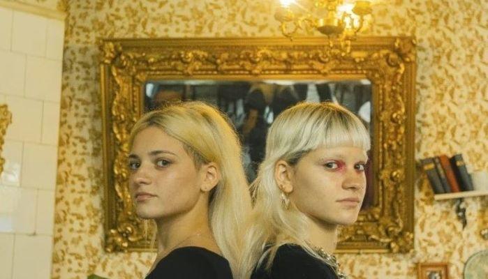 Gemelle separate alla nascita si ritrovano a 19 anni  grazie a TikTok: l’incredibile storia di Ano e Tako
