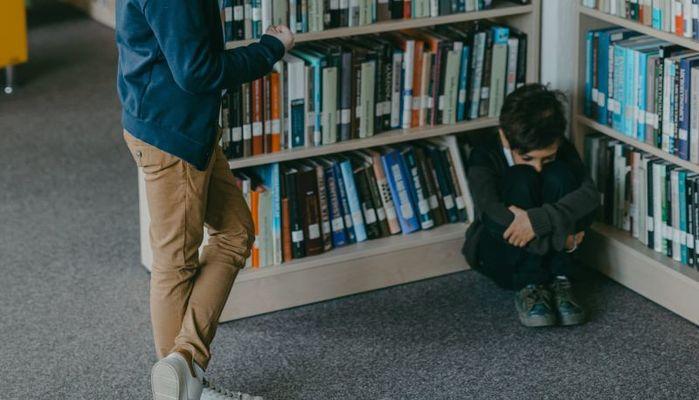 Picchiato davanti a scuola: bulli rompono la mandibola a 11enne