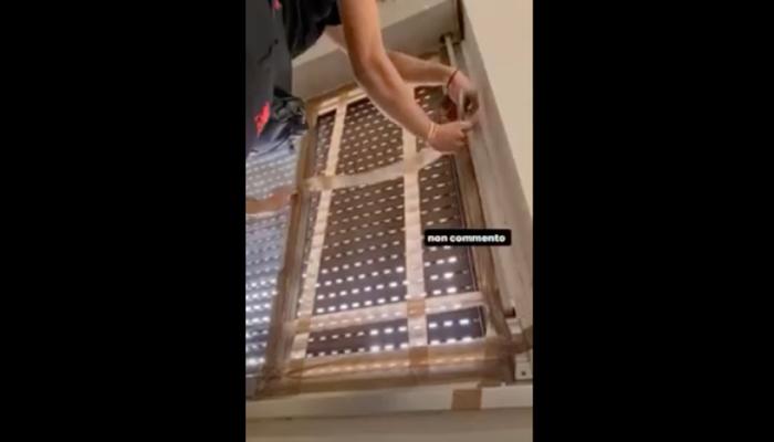 Studenti riparano finestra pericolante a scuola con lo scotch
