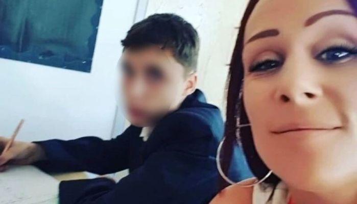 Il figlio fa il maleducato a scuola, la mamma si siede vicino a lui in classe per controllarlo