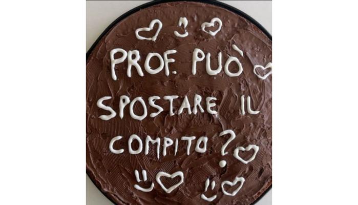 Dolci, dediche e cuori per i prof: la nuova strategia degli studenti per evitare le verifiche a scuola