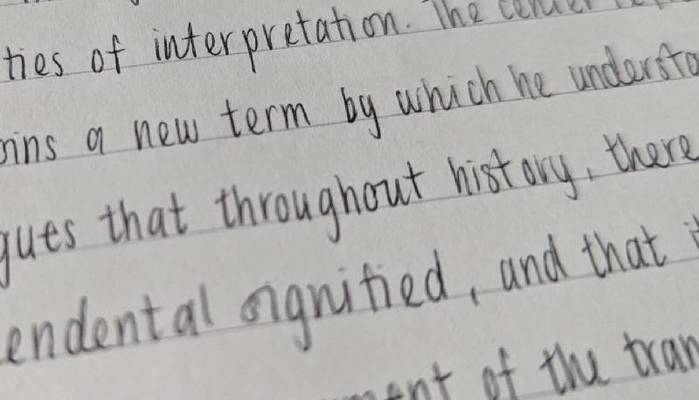 L'esame della studentessa che sembra fatto al computer e invece è scritto a mano