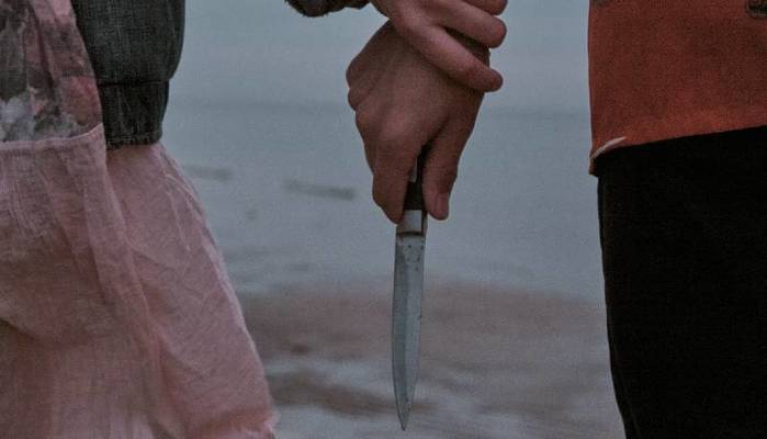 Studente di 14 anni accoltellato fuori da scuola da un coetaneo: è in gravi condizioni