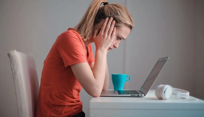 1200 euro al mese per filtrare contenuti violenti su TikTok, la confessione di una moderatrice: "Non avete idea di cosa ho visto"