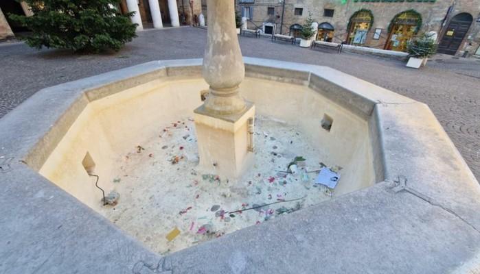 Urbino, festa di laurea con multa: i coriandoli intasano la fontana