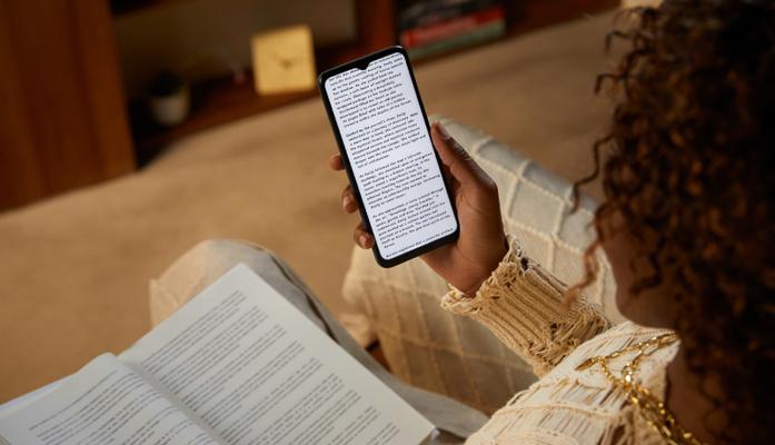 Smartphone e tablet per studiare: arriva la tecnologia che abbatte le emissioni di luce blu