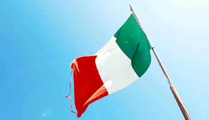 I docenti cambiano il testo dell'inno di Mameli: "Siam pronti alla vita". Scoppia la polemica