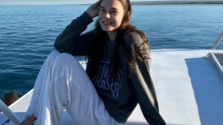 Susanna viene ammessa a tre università internazionali, e deve ancora svolgere la Maturità