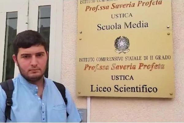 Gaetano fa la Maturità da solo a scuola: è l'unico studente