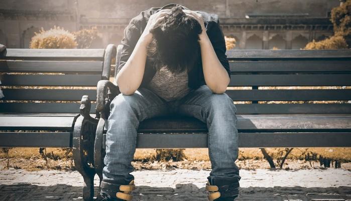 “Perché c’è tutto questo mal di vivere a 24/25 anni?”: scoppia il dibattito sui social