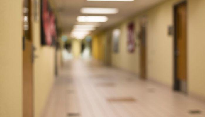 Lo studente viene bocciato, i genitori minacciano l'insegnante: 'Stasera non torni a casa'