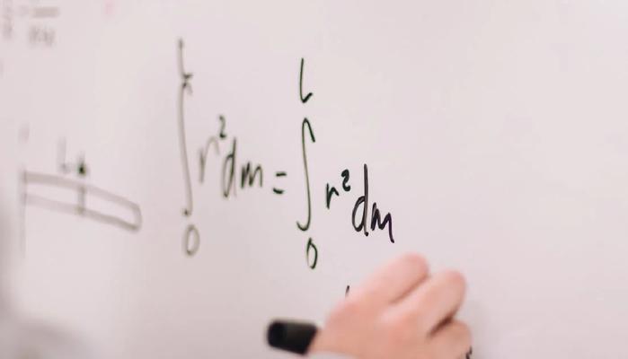 Seconda Prova Maturità 2024 Matematica, tornano le mattonelle (ma questa volta sono esagonali)