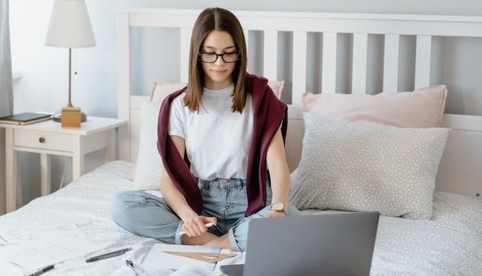 Come vestirsi il primo giorno di scuola: consigli ed esempi di outfit