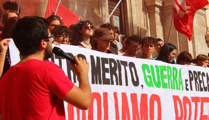 Ritorno a scuola, studenti in flashmob annunciano lo sciopero nazionale: "Il 15 novembre in piazza"