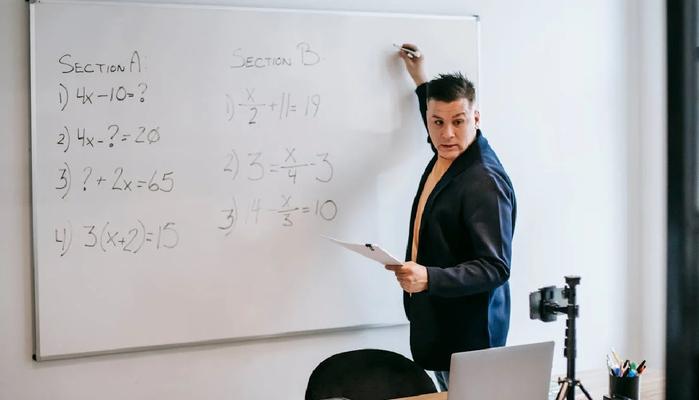 Valditara: "I precari non sono 250.000 ma 165.000, soprattutto sul sostegno"