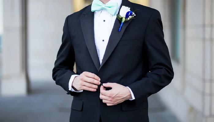 Il prof precario va a firmare la supplenza in abito da sposo, il giorno del suo matrimonio