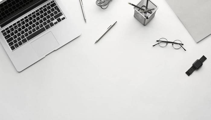 Come organizzare la tua scrivania? I cinque oggetti che non possono mancare sul tavolo da studio