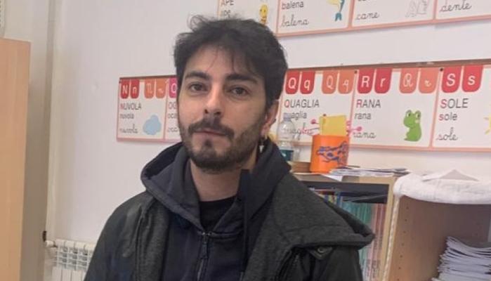 Vito, il supplente che per una classe di 4 alunni (e 11 ore a settimana) si è trasferito su un'isola a 1398 km da casa