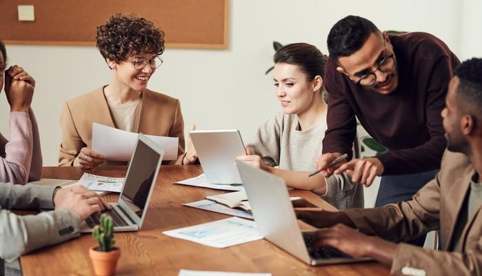 Alternanza scuola-lavoro, sempre più scuola e sempre meno lavoro. Ma chi fa lo stage spesso trova un’occupazione