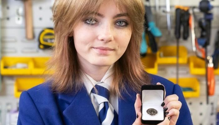 A 12 anni inventa una coperta riscaldata a energia solare: l'idea della studentessa per aiutare i senzatetto