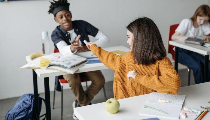 Il tuo compagno di banco potrebbe influenzare la tua salute da adulto