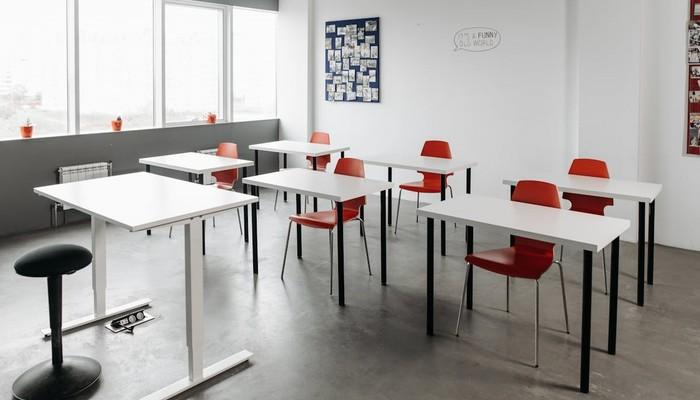 Tenta il suicidio a scuola, la compagna la prende per la maglia e la salva