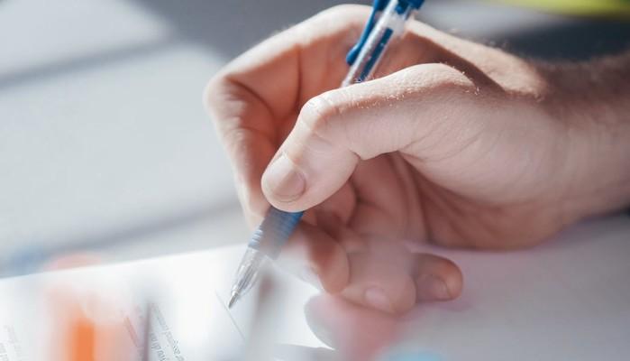 Maturità 2025, la prova suppletiva premia una donna: Alda Merini protagonista dell'analisi del testo. Tra le tracce anche Papa Francesco