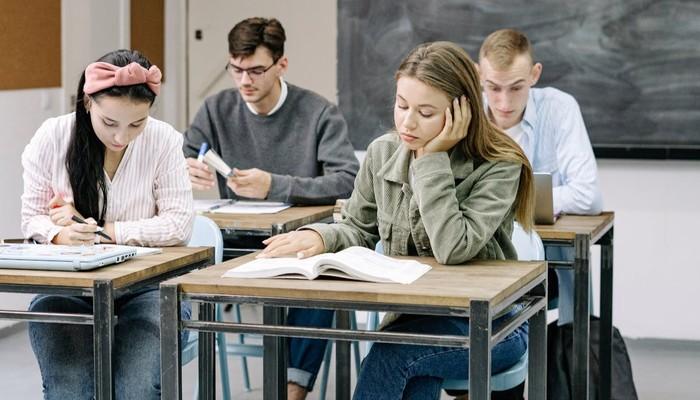 Era la prima della classe, ma c'era il trucco: grazie a dei 'furti' notturni nella scuola entrava in possesso delle tracce dei test