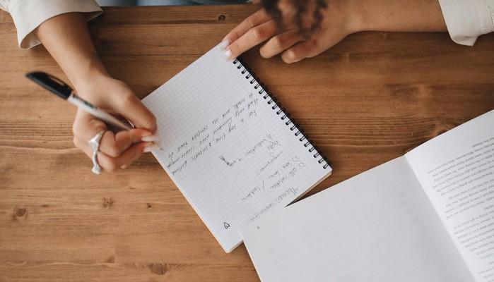 Compiti delle vacanze ‘falsati’: solo 1 su 3 li ha consegnati originali, tutti gli altri hanno avuto l’aiutino (soprattutto dall’AI)