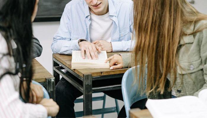 Andavano a scuola in Campania, ma vivevano a Milano: smantellato un altro 'diplomificio' vicino Napoli