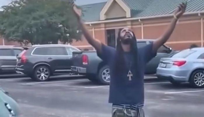 Fa più di 3 chilometri a piedi per andare a scuola, le prof regalano al bidello l'auto che non può comprarsi